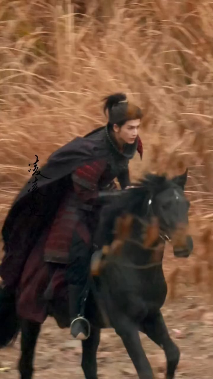 萧厉的单手控马张凌赫归鸾单手骑马路透