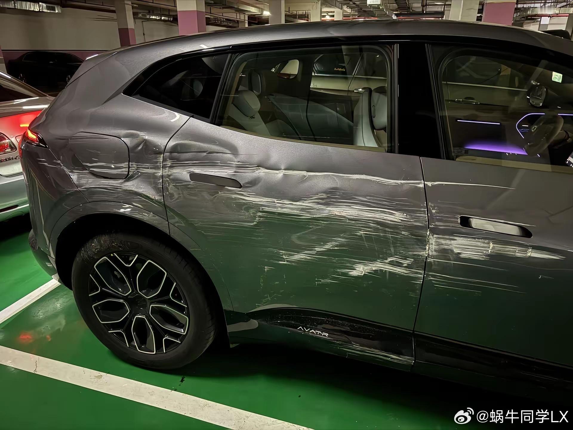 新手司机容易犯的错误（老实讲，我也犯过），当不确定能不能过时，不舍得下车观察一下