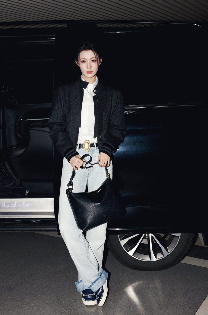 Dior要出新招了Dior品牌大使李昀锐身着Dior卡其色麂皮外套，内搭印花白衬