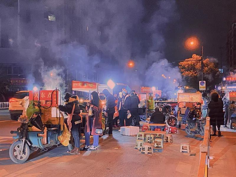 烟火人间，确实值得我们倾心奔赴。清晨起来做一顿早餐，便是平凡生活里的小小确幸。把