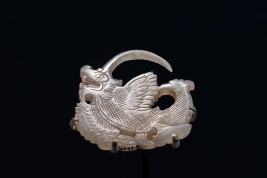 摩羯形玉耳环