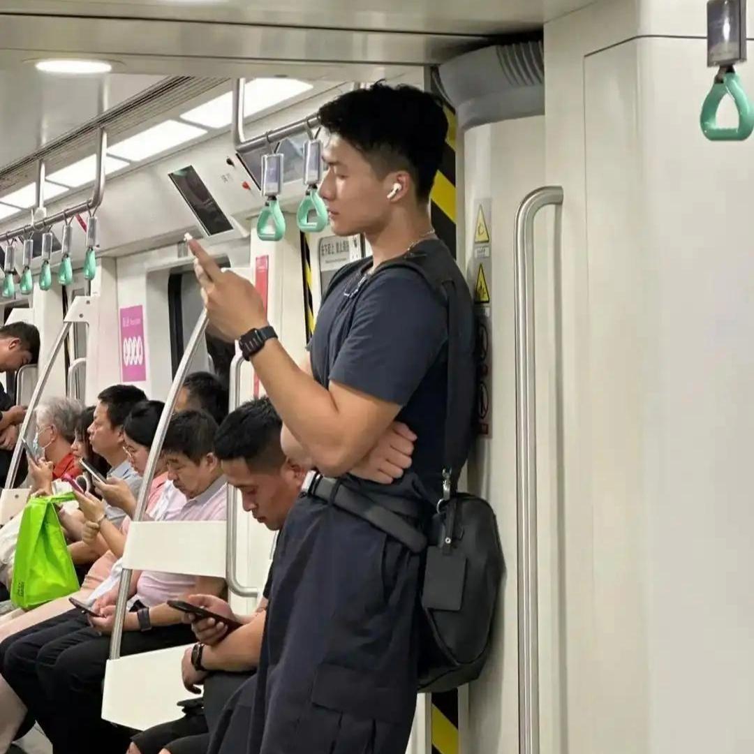 地铁偶遇小哥，大家评价却两极分化
 
坐地铁偶遇一位二十出头的小哥，一身穿搭利落