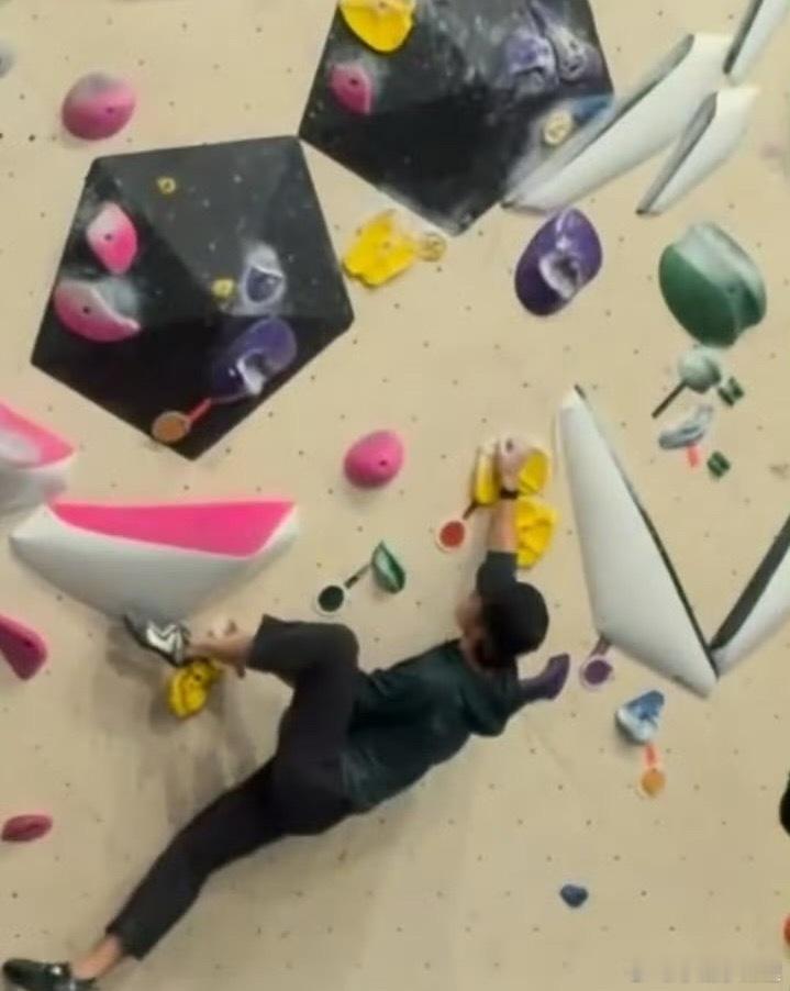 偶遇王一博纽约攀岩这孩子活力无限太会玩体力嘎嘎的 