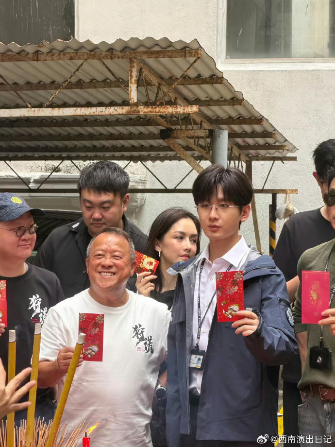 成毅狩谎香港开机现场路透 成毅狩谎香港开机，好多人啊 