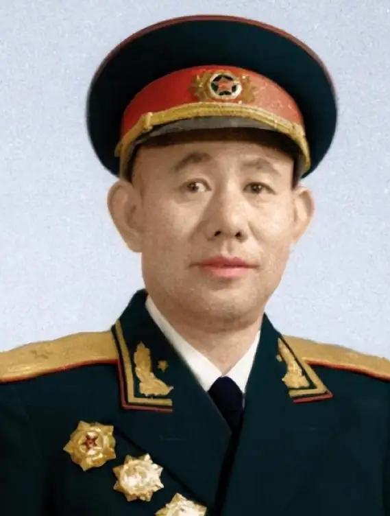 1951年，一群志愿军在撤退时，猛然发现眼前狭隘的山谷中，竟出现了成千上万个美军