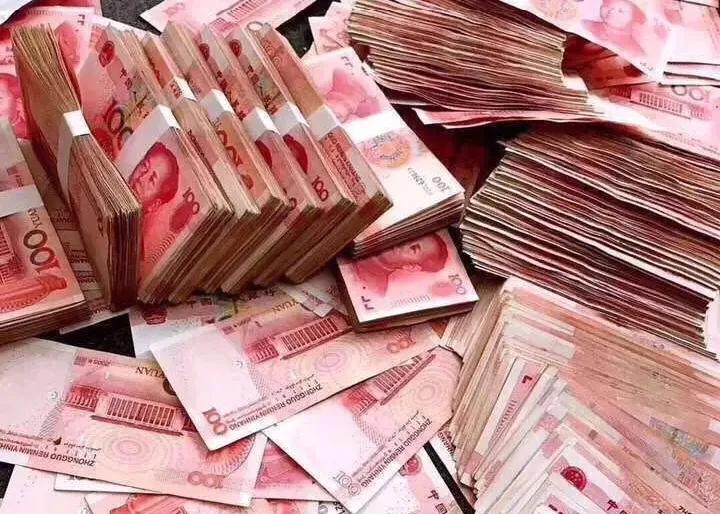 黄金套着
股票套着
基金套着
好不容易攒点本金都在里边套着
这就是很多人的现状 