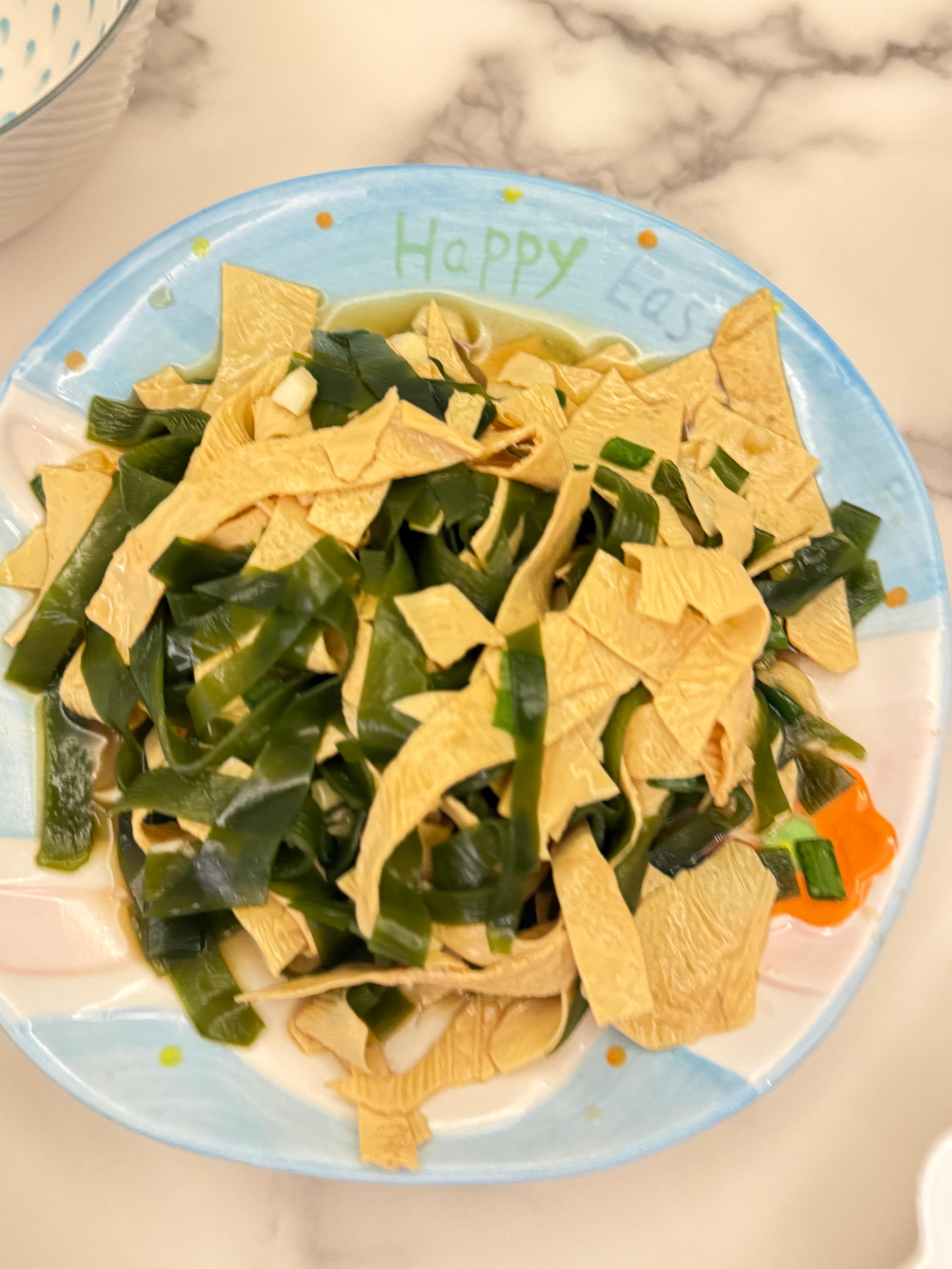 吃饭了，我家的菜跟我的体重一样一成不变，前三盘好像连着吃了好几天了