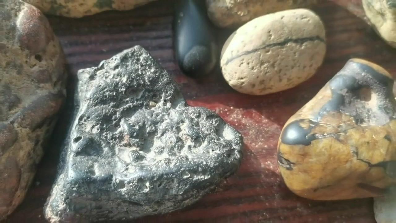 今天阳光正好，捡到一块超像大圣头像的陨石！眼睛、鼻子、嘴巴都清晰可见，刚捡回来时