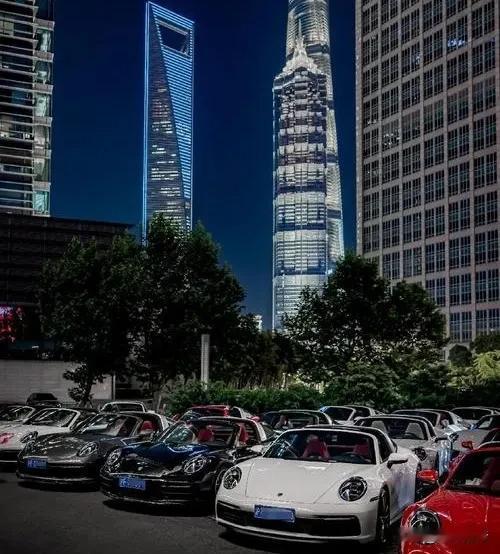 这次，面对大批涌入的韩国人，上海的爷们、姐们纷纷行动起来“炸街”，穿戴流行、时尚