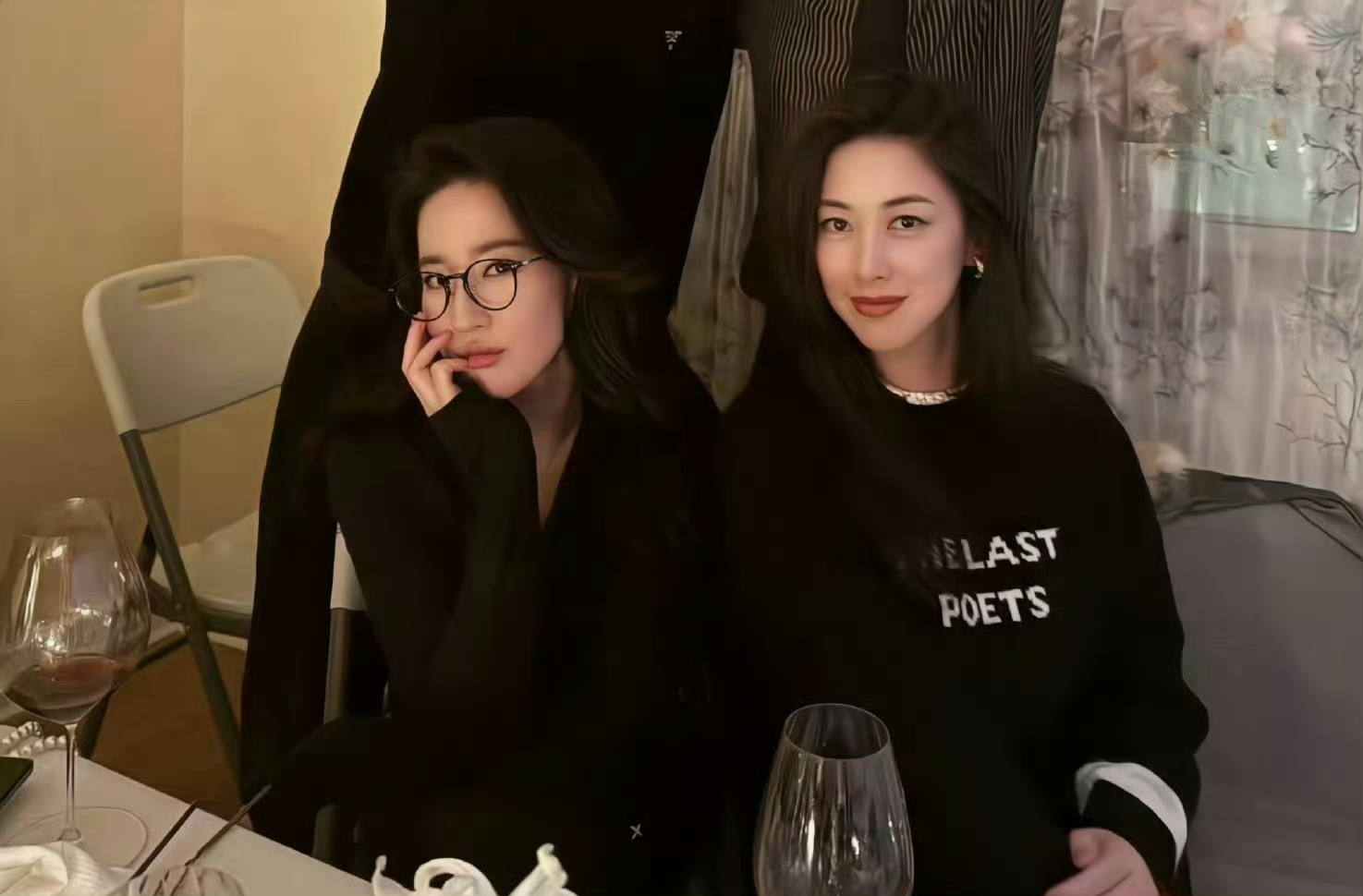 两人都是神仙颜值，太养眼了[爱慕]刘亦菲朱珠 小说里玩得好的千金小姐 ​​​