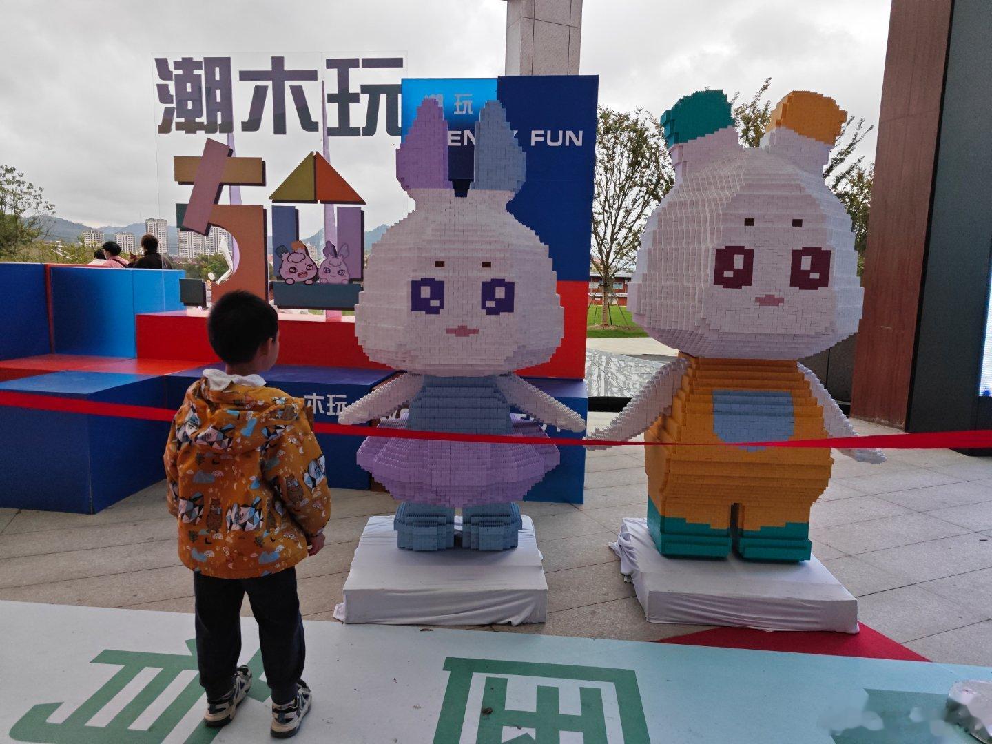 #小木玩新浪潮# 两个可爱的形象代言人，忍不住拍下一张留作纪念!! ​​​