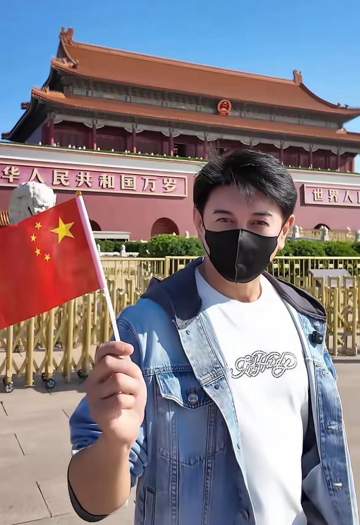台湾知名艺人吴奇隆还是那么帅，他在回应网友评论和疑虑时表示：“不赚钱也是这个立场