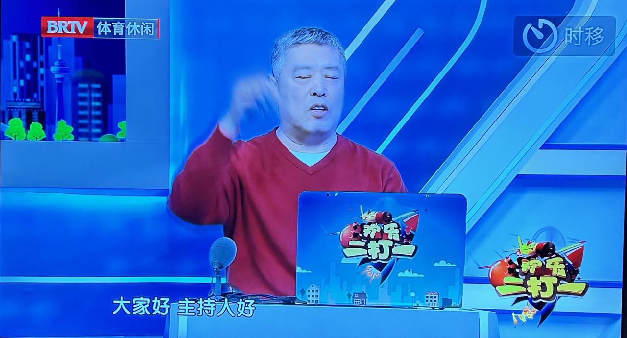 这不是我们玩的“欢乐二打一”，而是另类的“两个打一个”！

继昨天孙玉国明目张胆