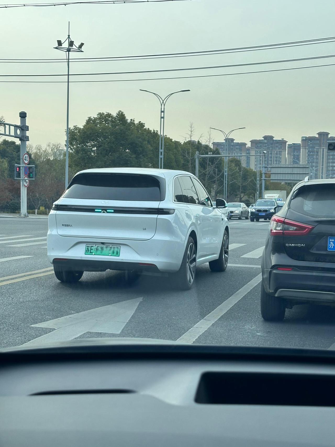 智驾“小蓝灯”即将消失？国标出手，车企连夜改灯！

一夜之间，新能源车上的标志性