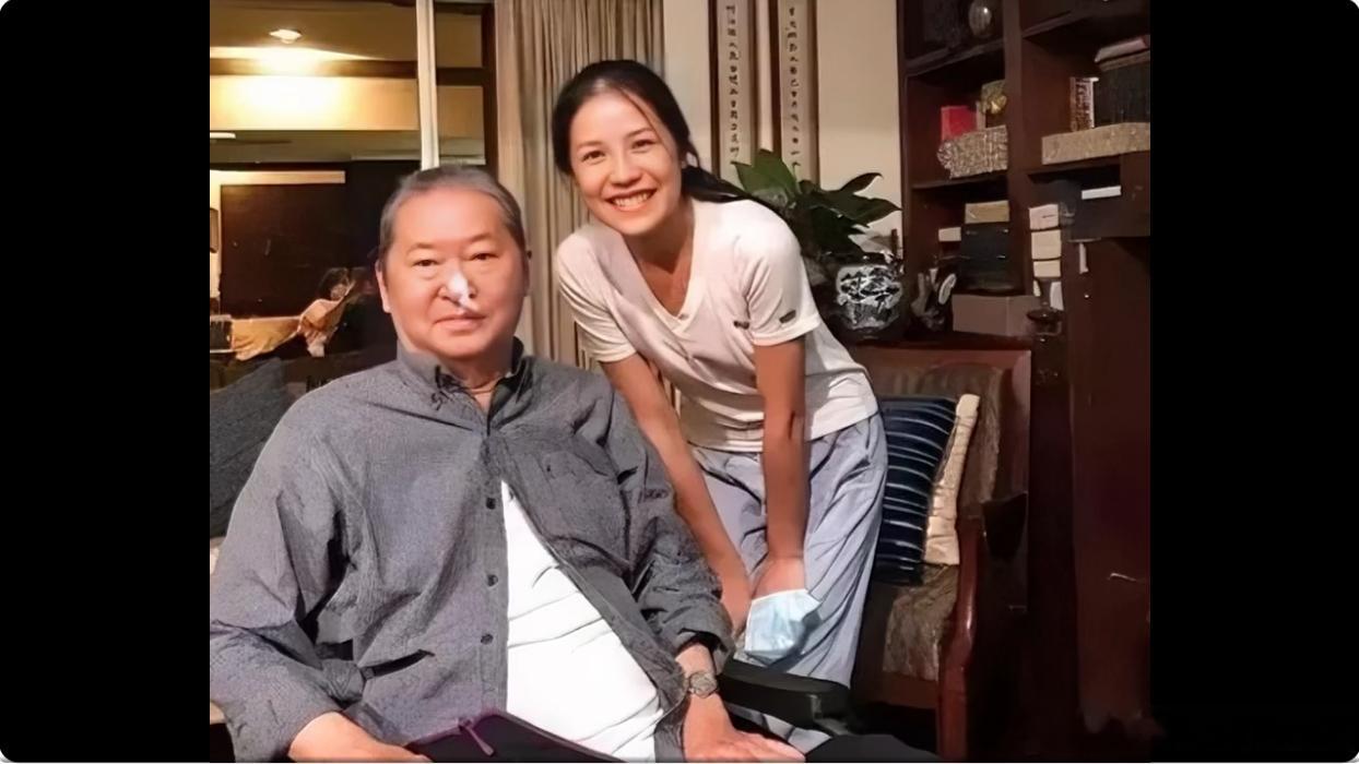 2017年，李敖病逝前的最后一张照片，是由他的子女公开的。照片中他已经白发苍苍，