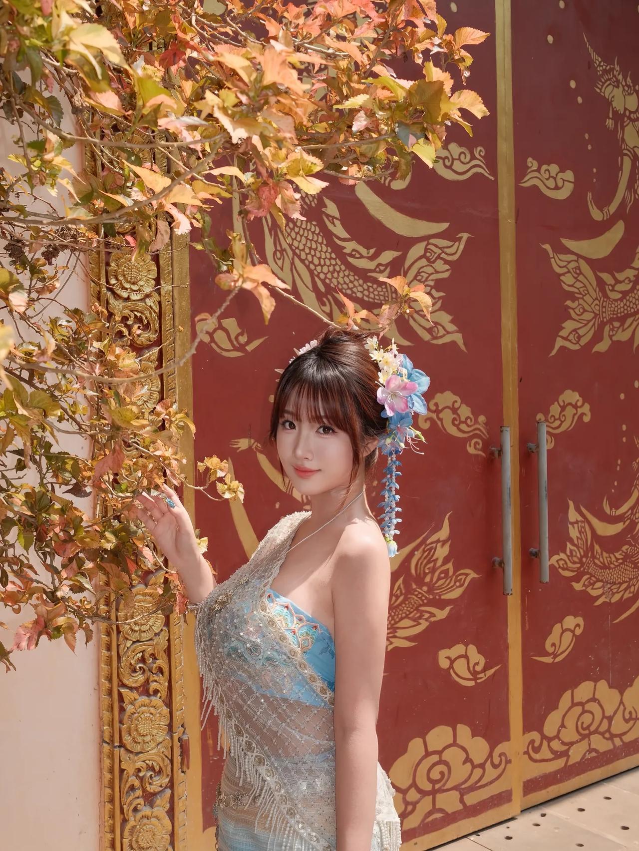 国风少女与红门相映成趣，花环点缀，唯美如画。旅拍