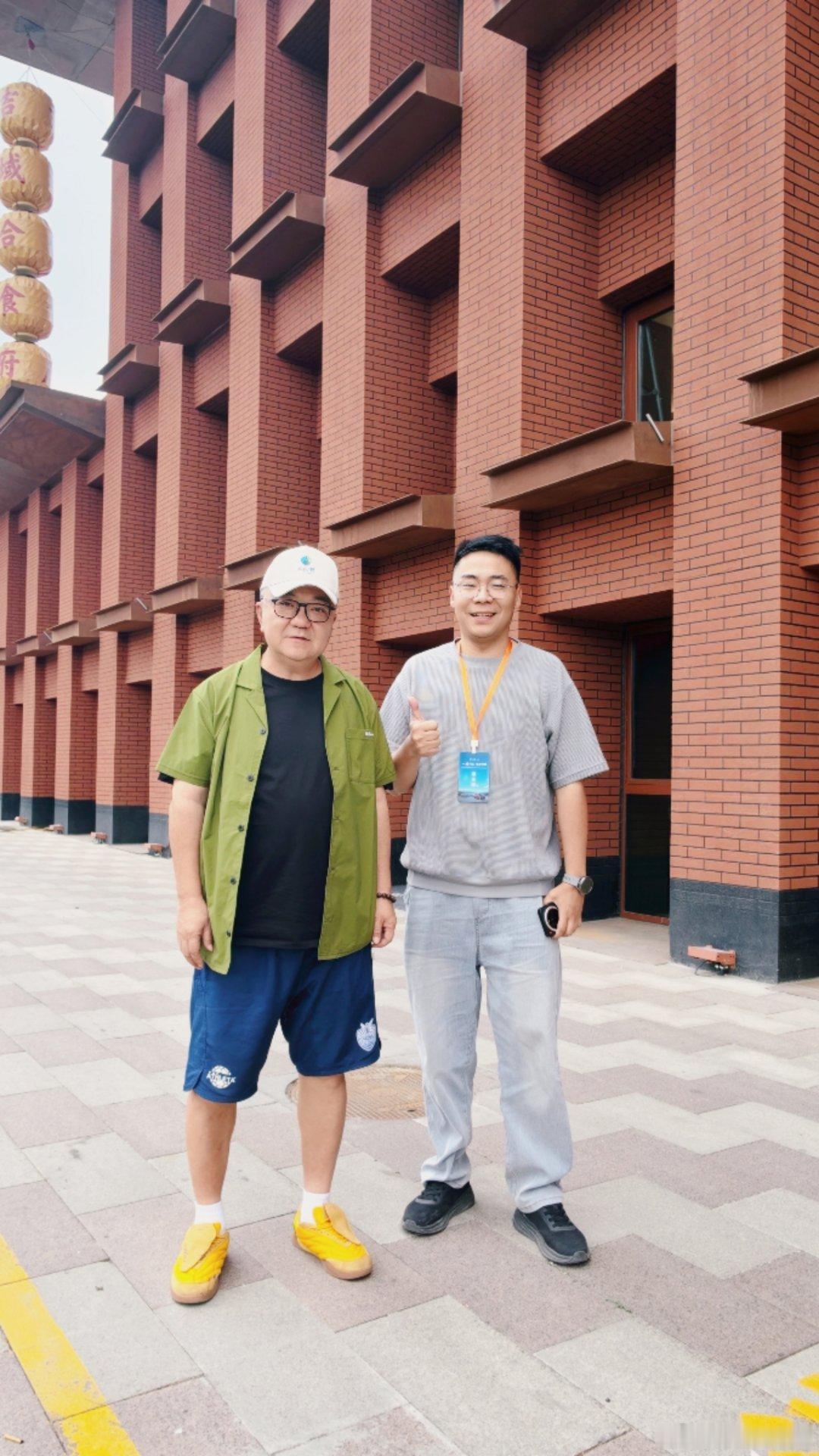 大唐第一万辆车主就是中国足球小将 董路先生有幸在新疆可可托海与他合影比亚迪比亚迪