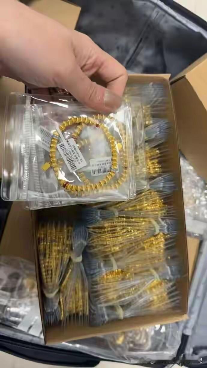 1月26日，D914次列车抵沪后，列车长发现一装有12公斤黄金饰品（价值近200