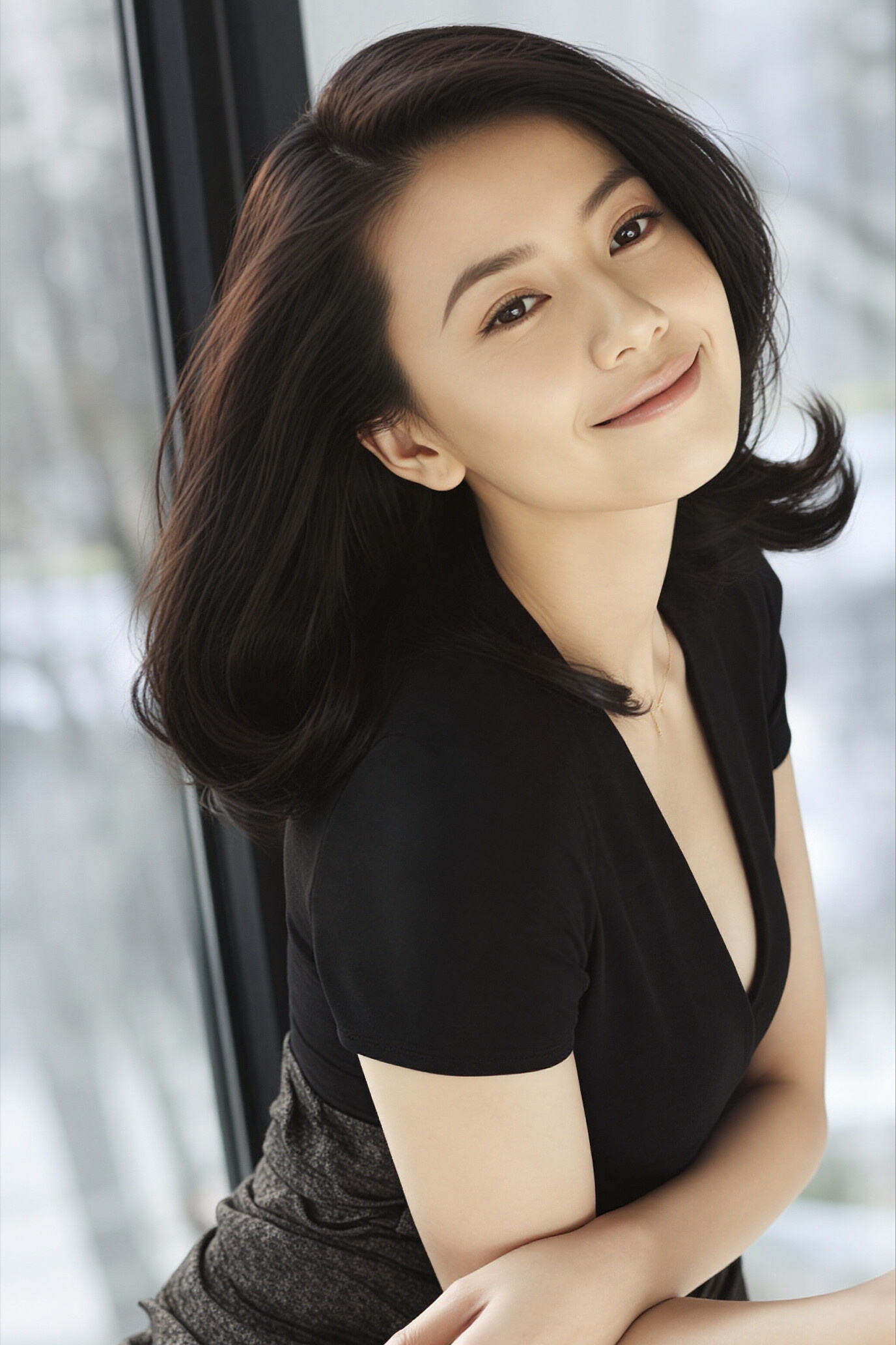 高圆圆 这张温婉恬静的肖像，完美契合云南“万千气象”里的柔美质感。黑色上衣衬得肌