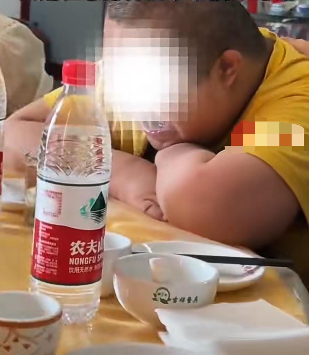 看哭了！别人都懂什么是生死离别，他只知道爷爷这次没来吃饭。7月1日，山东泰安的一