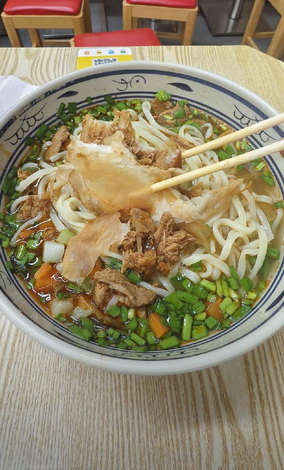 不知道为什么
突然就情绪崩溃
眼泪忍不住的掉下来
不想让别人看见
找了一个没人的