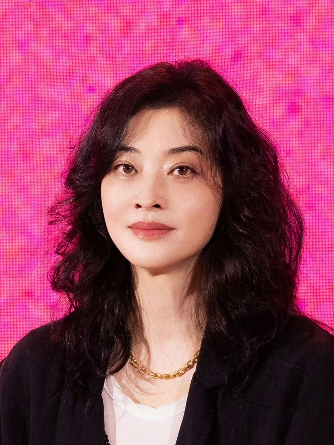 梅婷这是把“慵懒贵气”穿在了身上啊！
碎花吊带裙叠搭黑西装，蕾丝边蹭着白T恤，脚