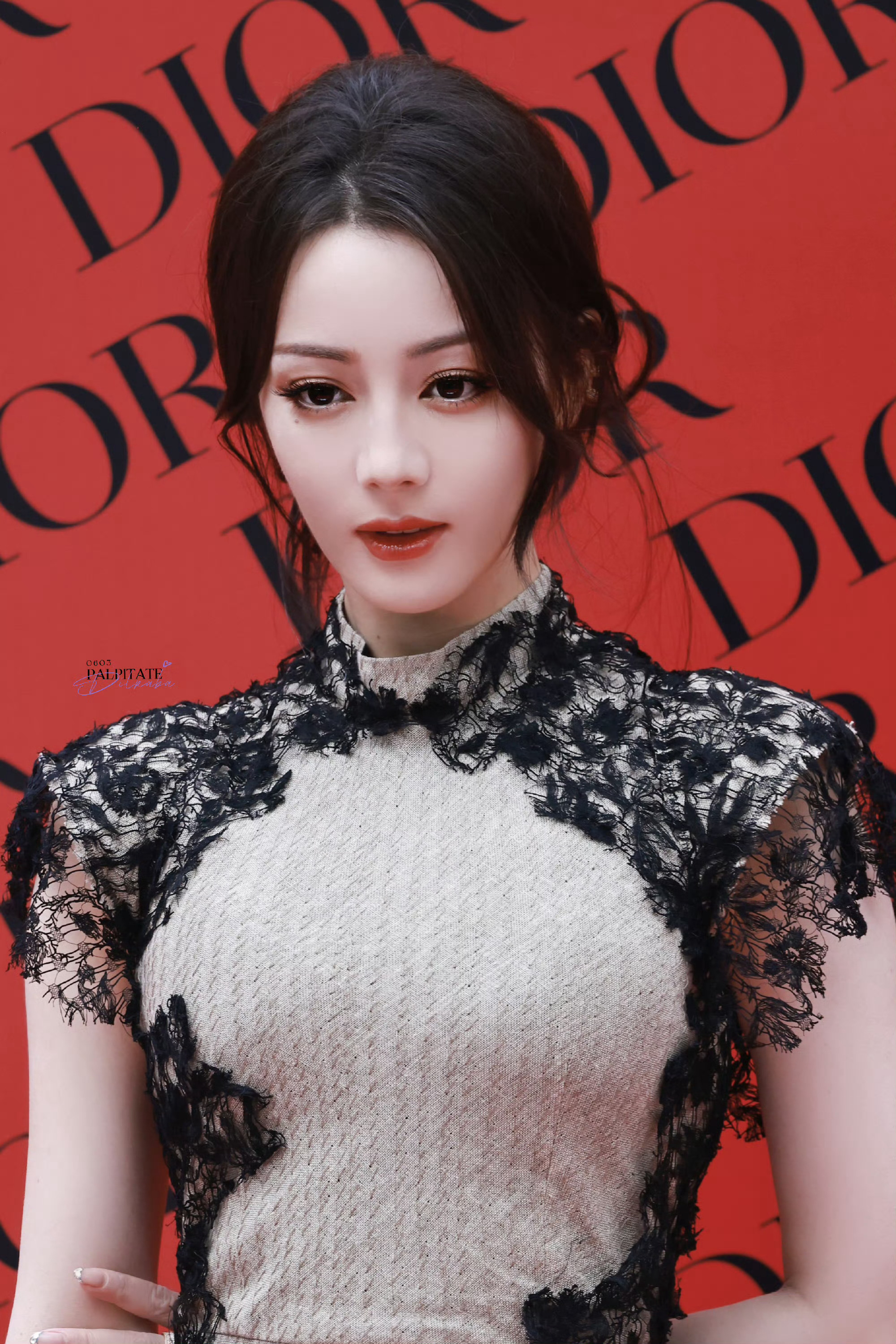 迪丽热巴好权威的美貌啊，迪奥美神[送花花]迪丽热巴来三里屯了 ​​​