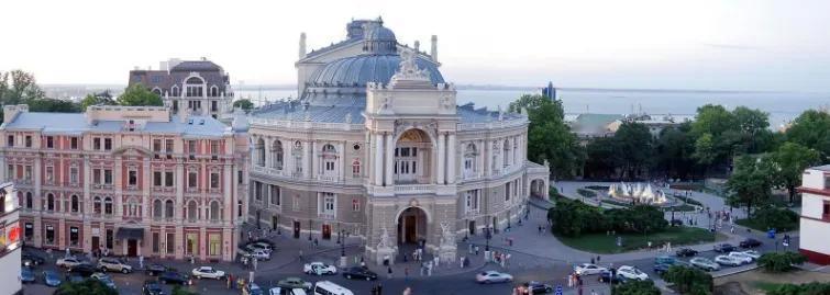 敖德萨是乌克兰最大的综合性港口，年吞吐量超过3000万吨，承担全国60%的外贸和