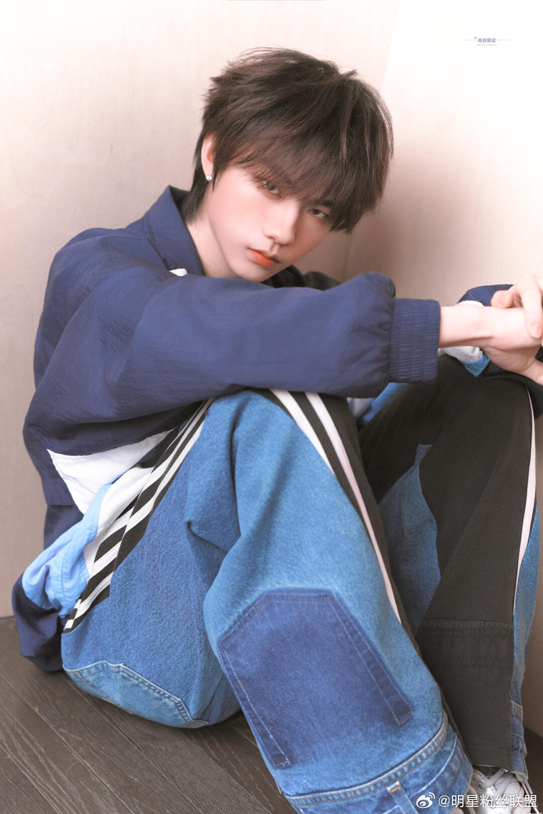 张子墨你根本没长大 张子墨小时候上课偷偷啃苹果，现在直播偷偷瞄手机，调皮本性一点