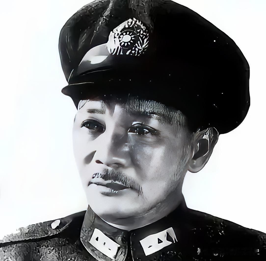 蒋介石让他签字反共，他抓起毛笔写了四个字。送信军官一看，脸白如纸，转身就跑。
