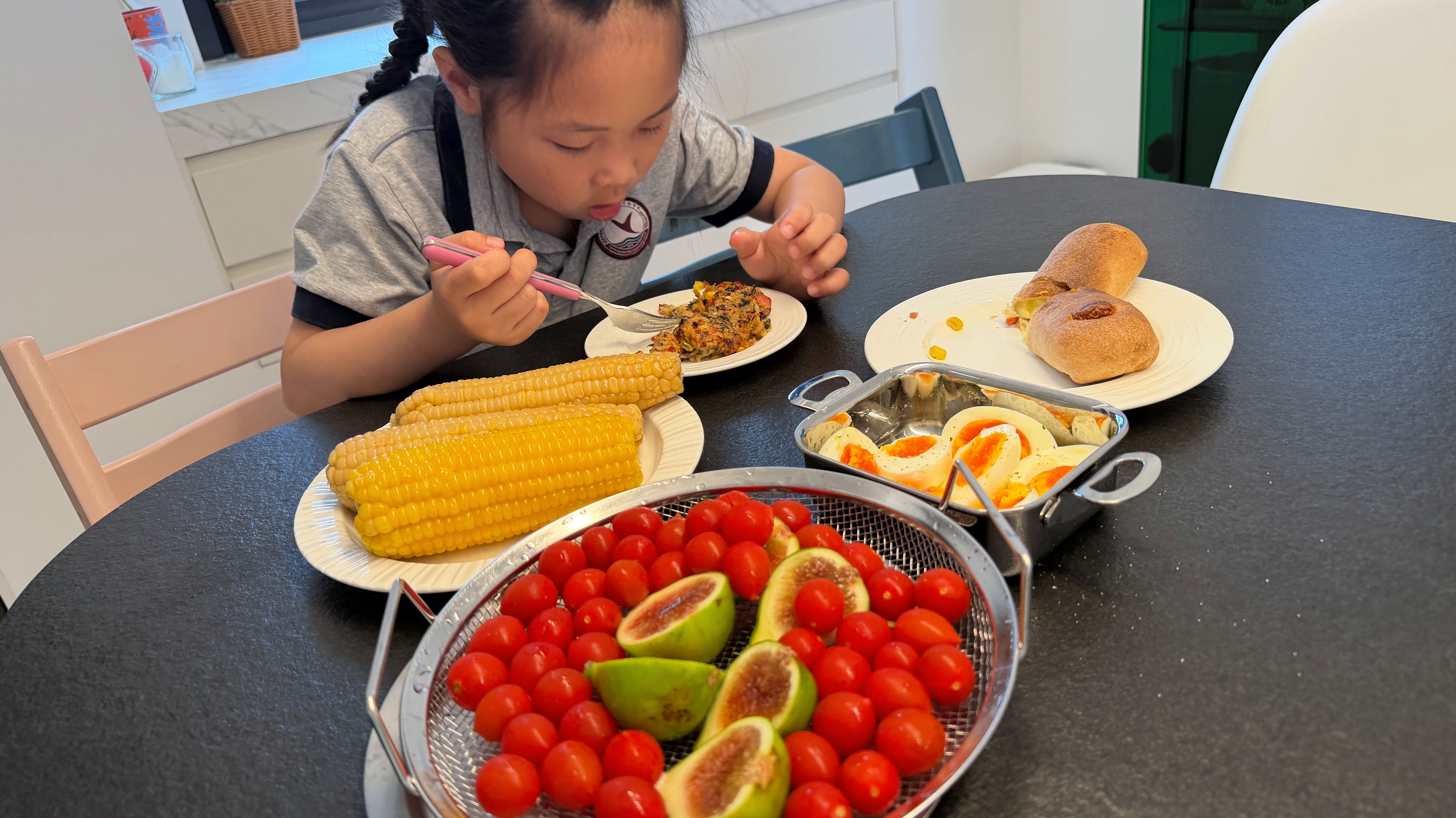 早。给希希做了饭团，昨晚的剩饭做的。给胡杨林煮了鸡蛋。给阿琛烤了榴莲卷。给我自己