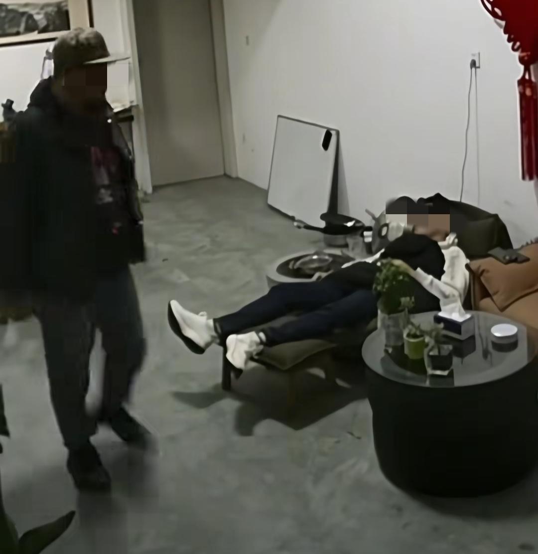 太可怕了，
山东青州某公司老板在公司里烤红薯一氧化碳中毒，幸好下班的员工叫了一下