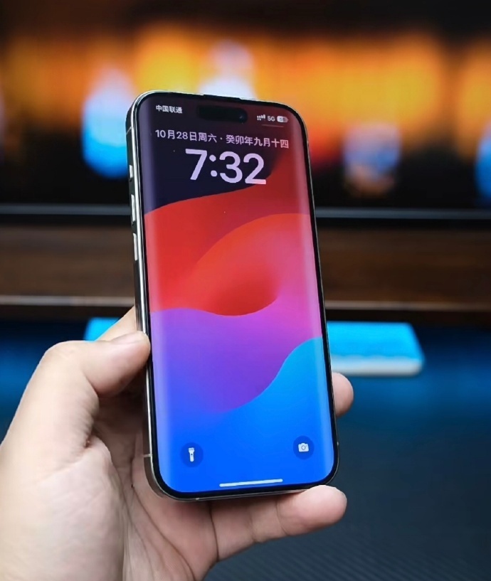 首款曲面iPhone这对吗？现在好多厂家都不爱用曲面屏了，微曲和直屏还是更好看实