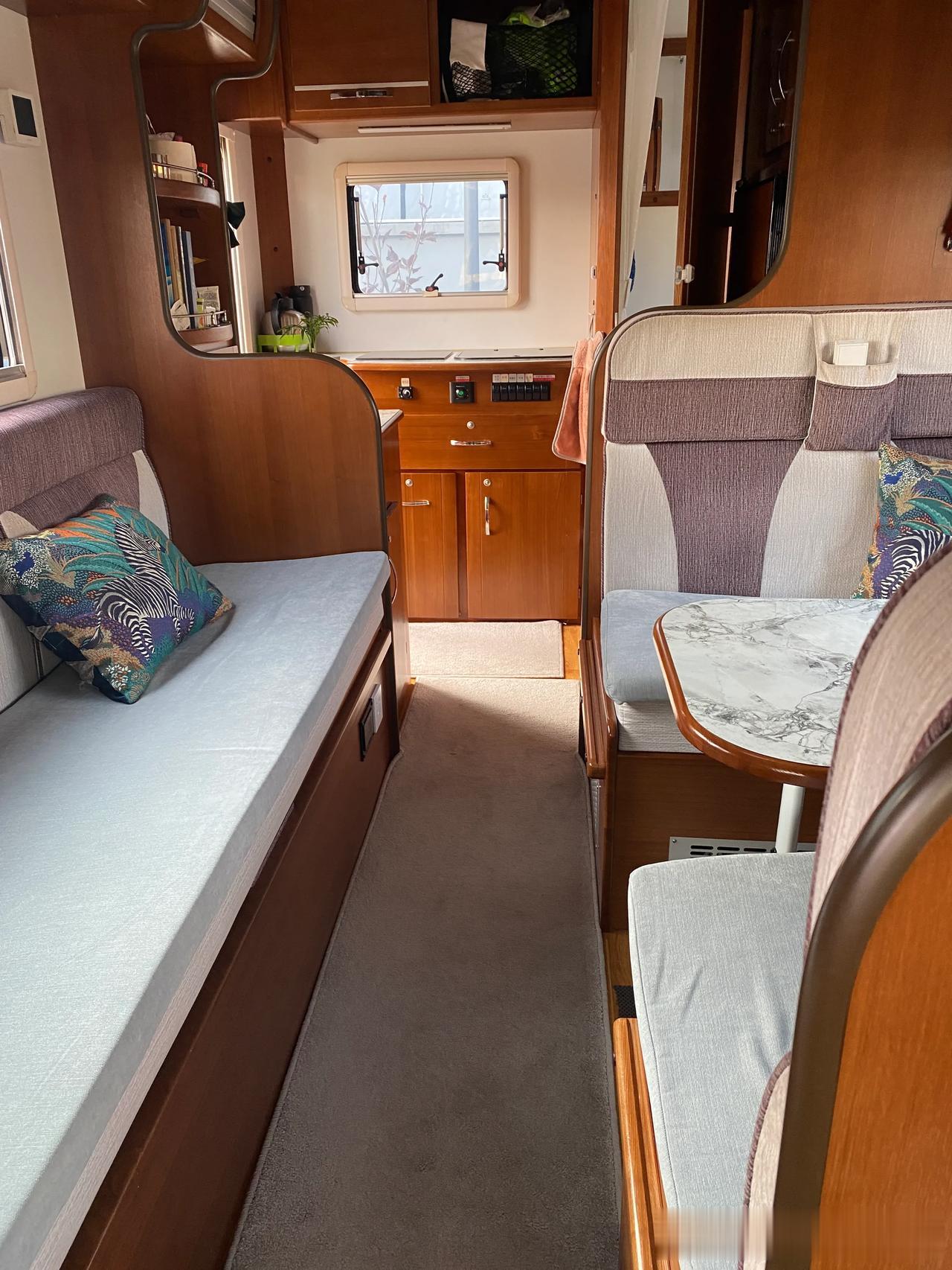 陪伴了3年的房车，这大客厅可一直是我的最爱，虽然很多人吐槽睡觉坐不直，但是耐不住