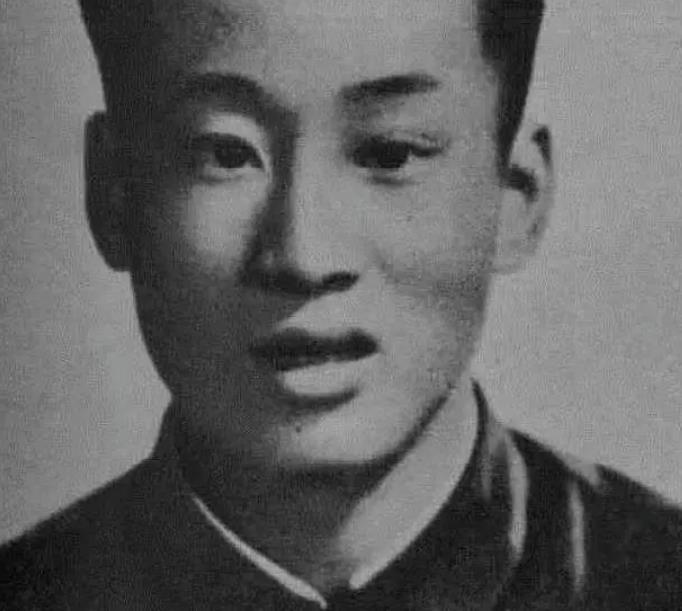 1979年，刚入伍的新兵在战斗中身中8枪，仍然顽强地击毙了3个敌人，生命的最后一
