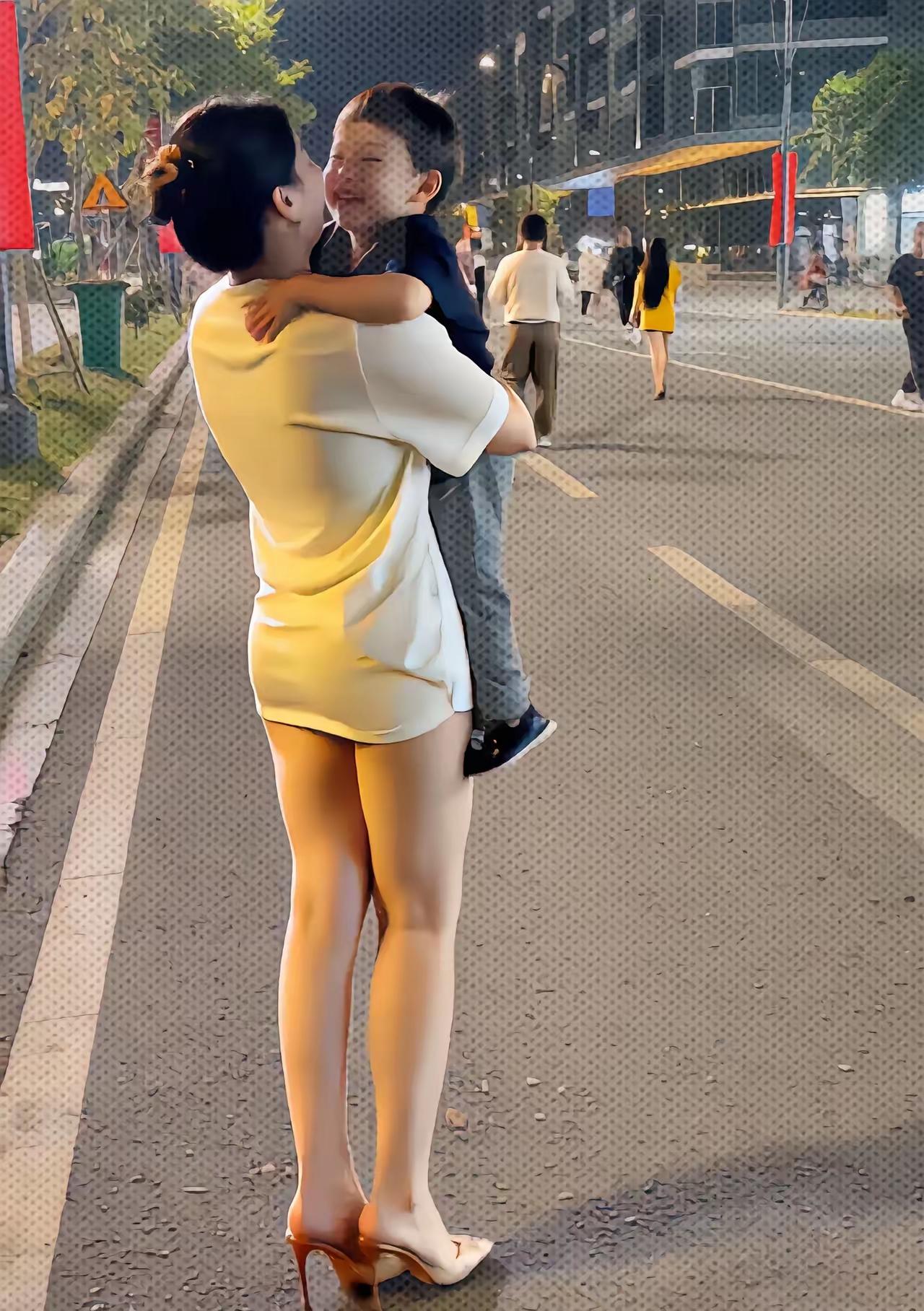 夜晚的拥抱，母子情深，温馨瞬间