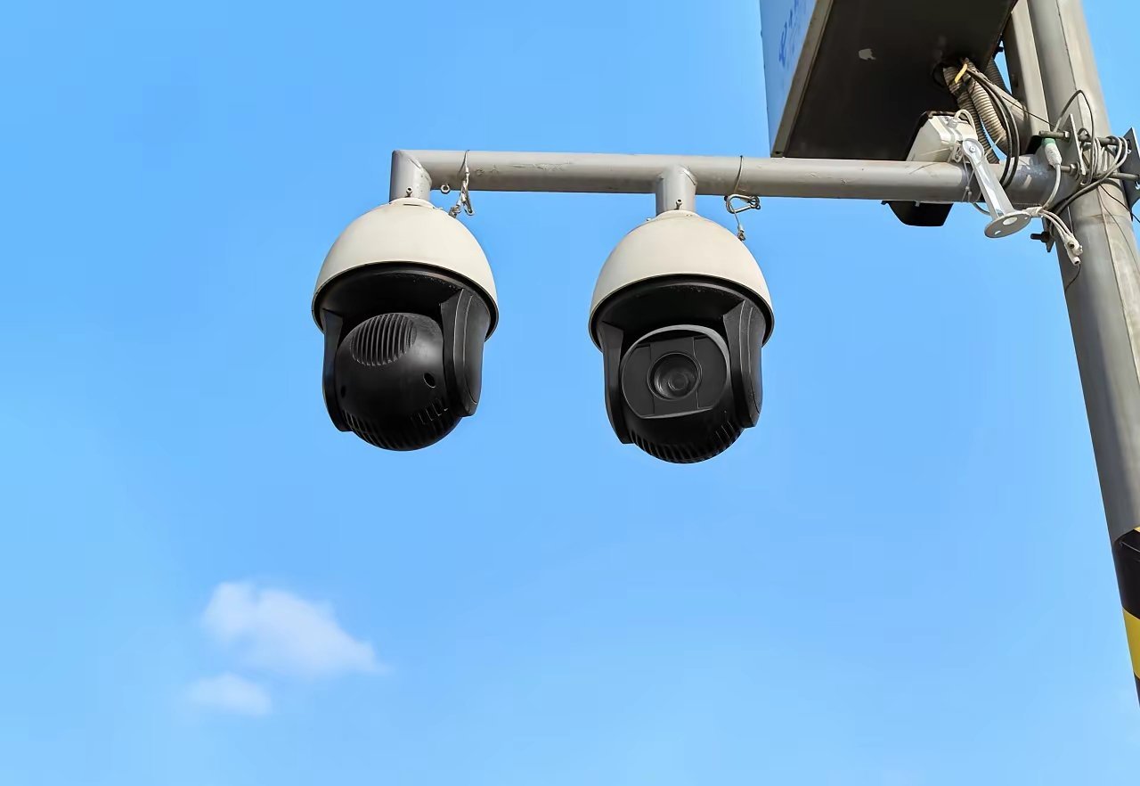 印度拆掉中国摄像头换上西方货，收费站堵成停车场，“本土制造”连高温都扛不住，直接