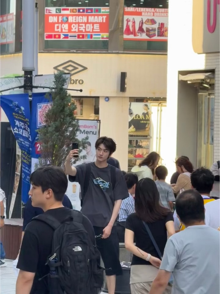 还在济州岛玩的宝宝又被偶遇啦私下去玩还蛮爱穿短裤的hhh林一