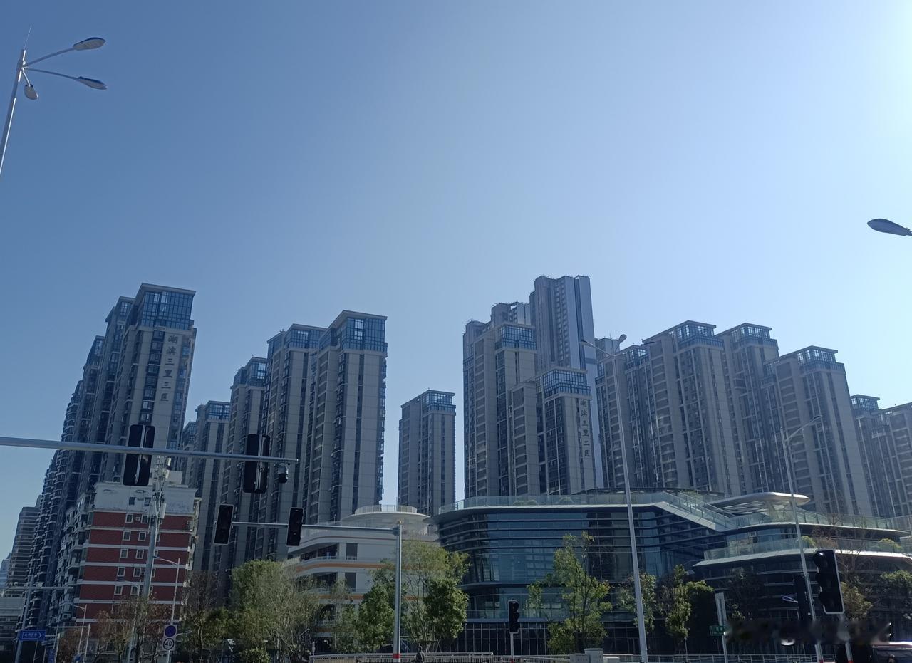 一波未平一波又起，这日子快要熬不下去了，朋友阿凯刚在夜宵档喝完一瓶啤酒后，又跟我