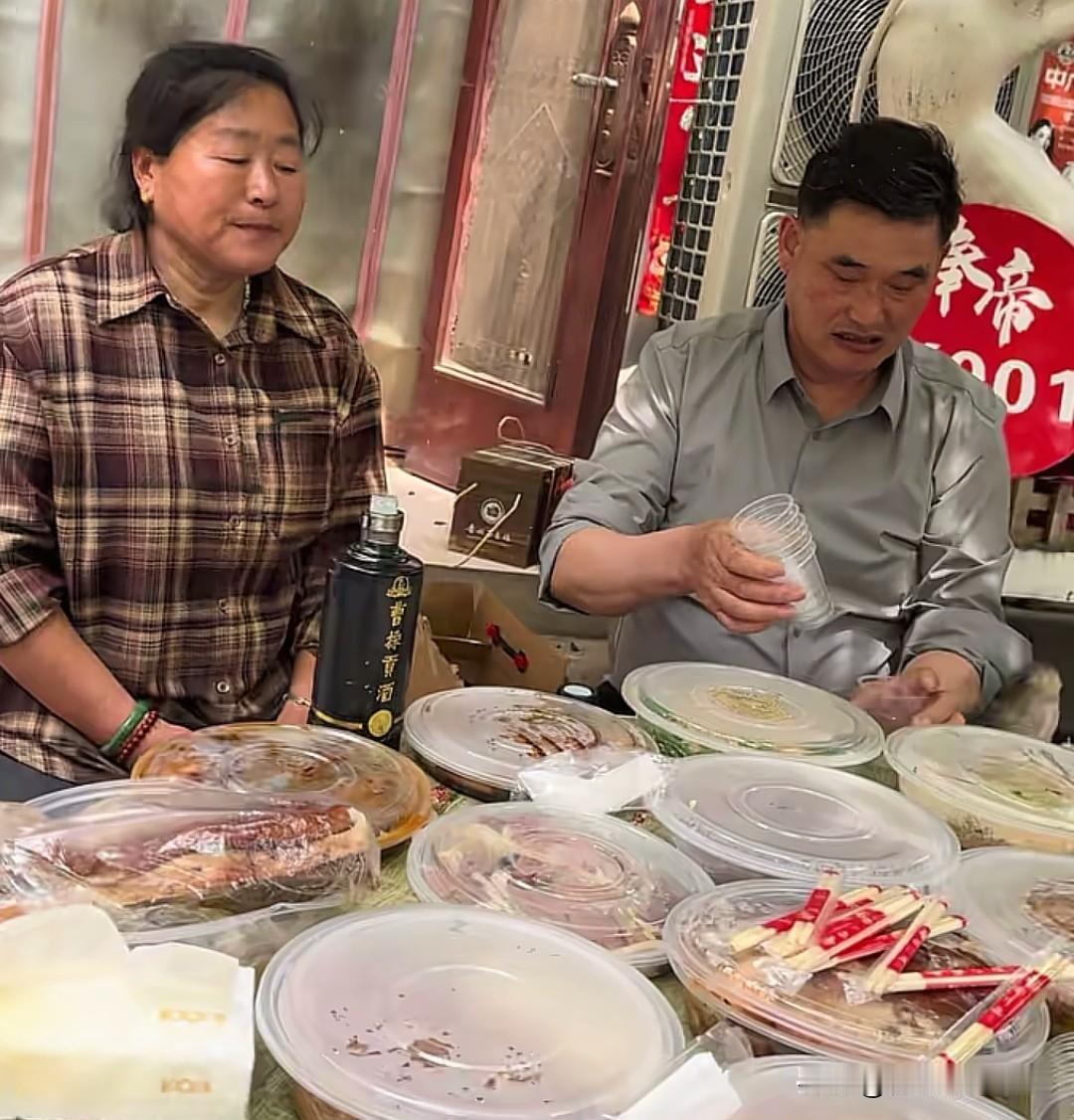 不装不炫！大衣哥留守农村守本心，大衣嫂气质越发温婉大方。
大衣哥与大衣嫂，过着朴