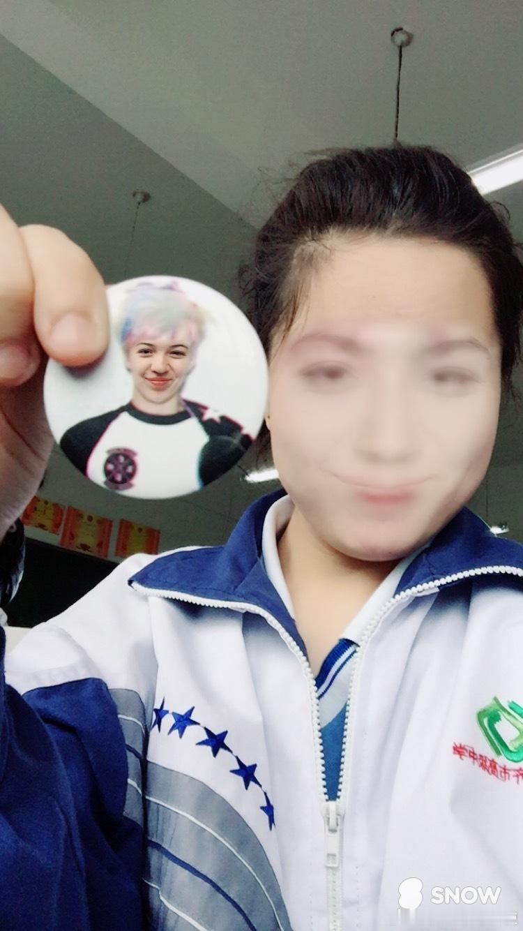 翻百度云翻到这张 呜呜呜呜 十一年前小小的老子和sehun胸针 