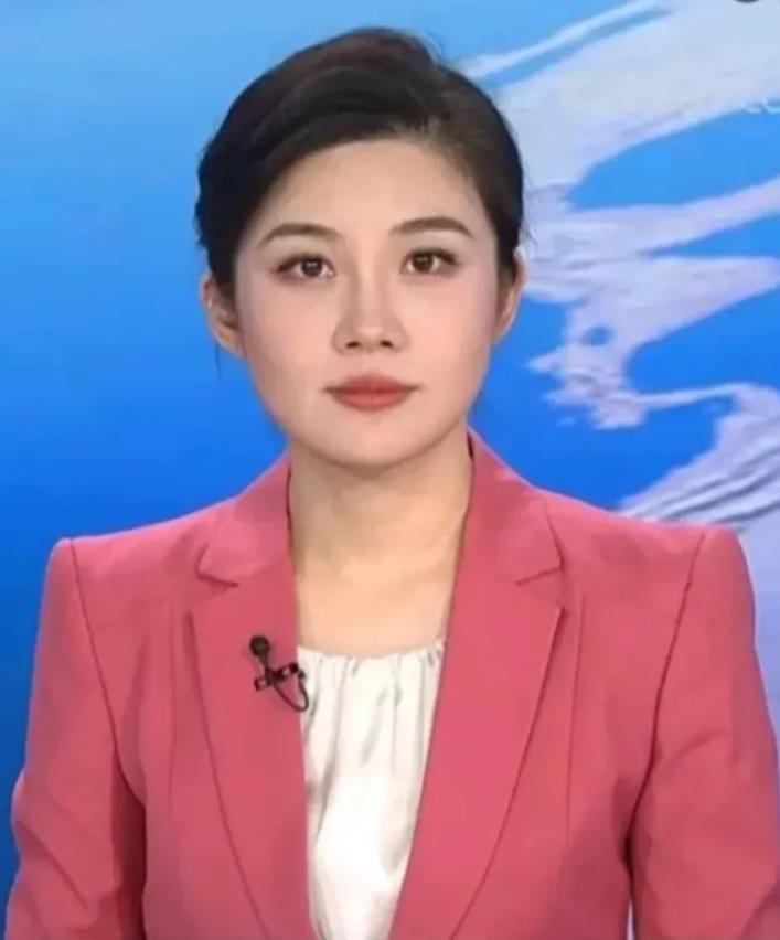 央视有史以来最端庄大气的一位主持人，她身穿西瓜红西装，搭配白色T恤，给人一种十分