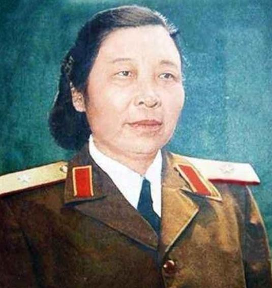 1955年，开国女将军李贞回乡探亲，遇到了打骂她的第一任丈夫“古老三”，当二人再