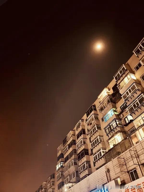 人与人之间最难得的是什么? 人与人之间最难得的是“被理解的懂得”。它不是表面的附