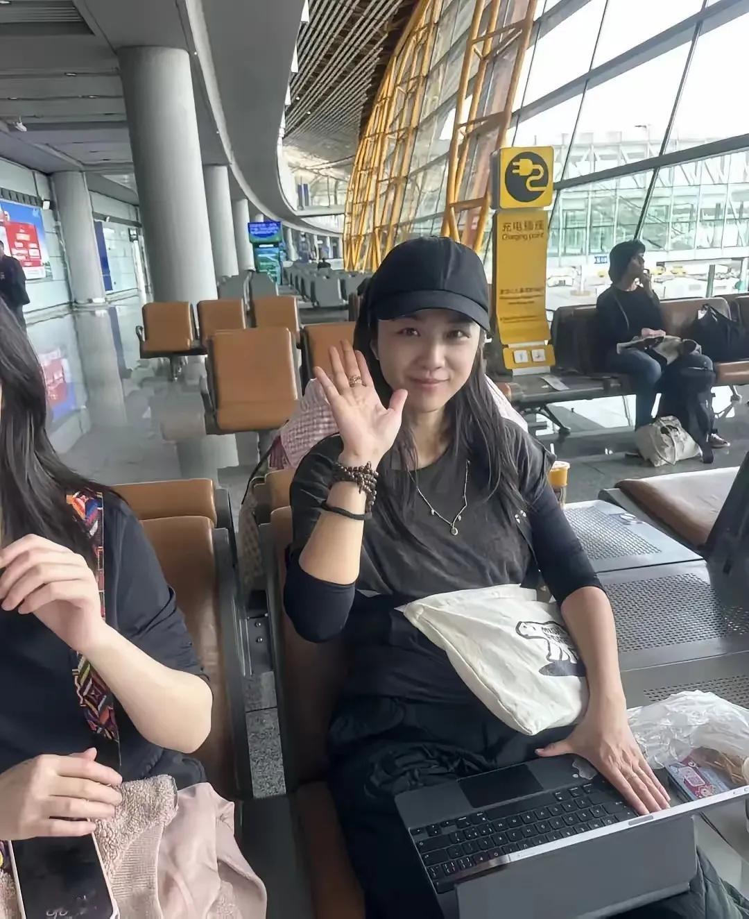 网友在北京机场偶遇汤唯，人不但长得美，而且还很随和平易近人，网友跟她热情打招呼，