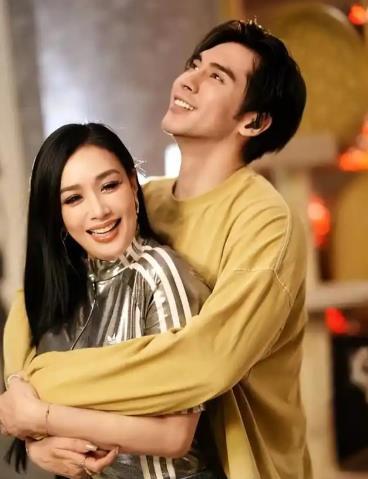 张伦硕 还是想要一个自己的孩子 张伦硕节目里坦言仍希望与55岁的妻子钟丽缇生育共