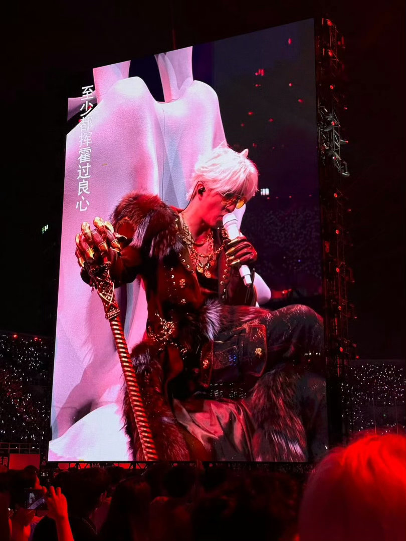 薛之谦白狐耳朵薛之谦兽耳银发狐耳，红金兽装，薛之谦演唱会新造型鲨疯全场！软萌狐耳
