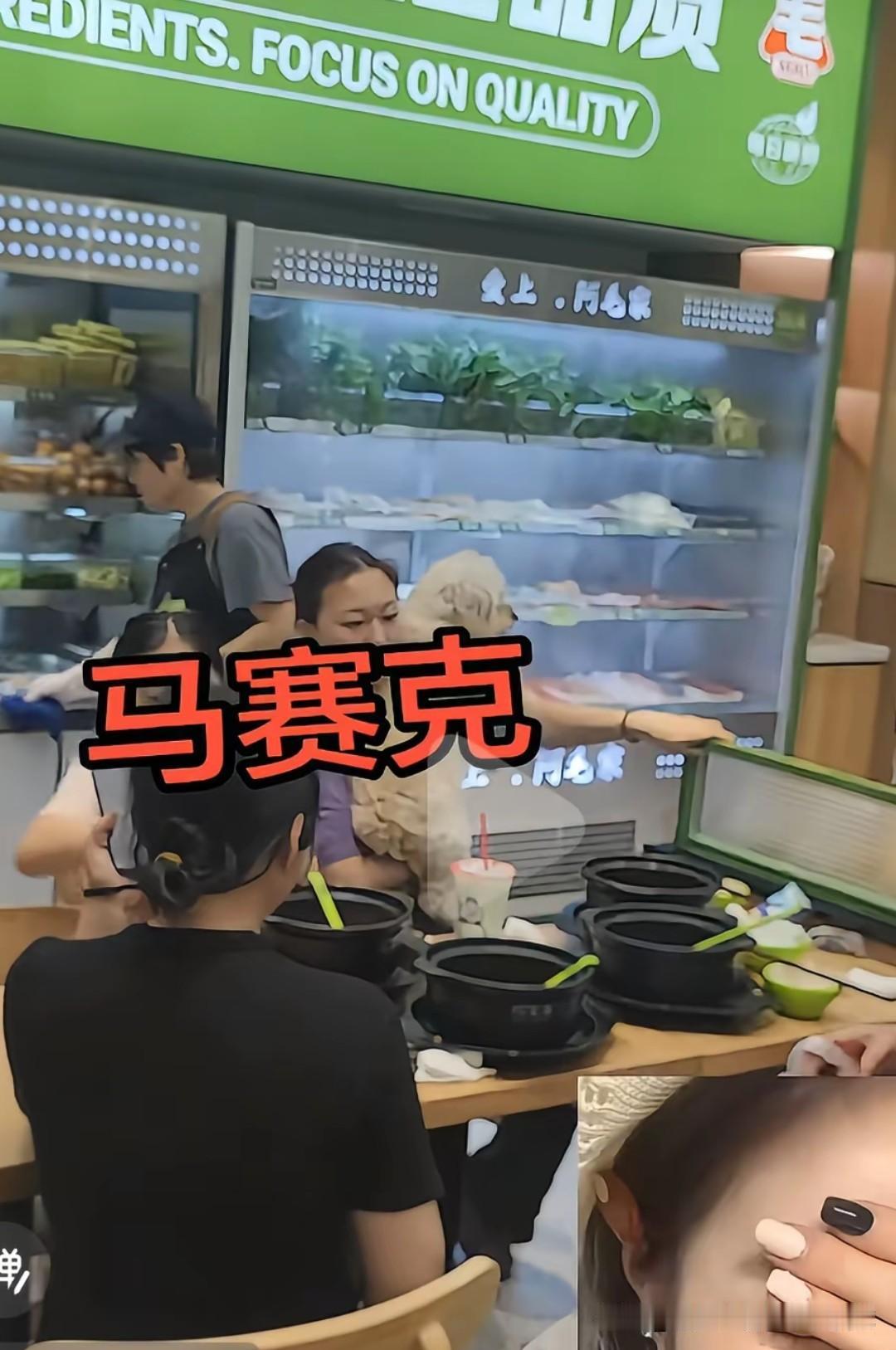狗进店，还上桌，食客吃了来回跑了十几次厕所，呕吐、腹泻交替发作，浑身发软头晕乏力