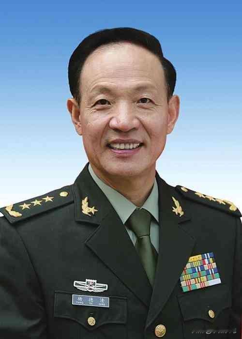 杨德清，1942年9月生，湖北应城人，陆军上将。1963年入伍，1964年入党，
