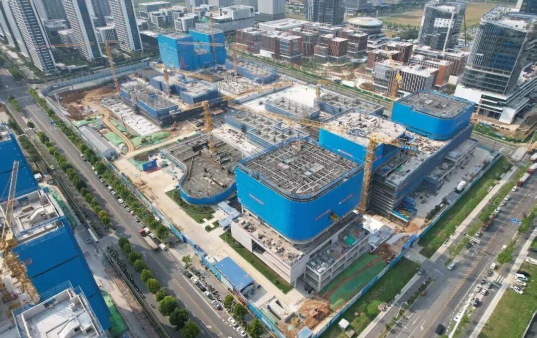芯智汇科技产业园项目建设现场，一派繁忙景象。在确保施工安全的前提下，科学组织工序